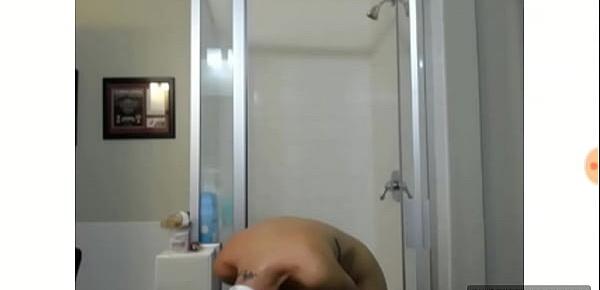  Mia khalifa showering on cam